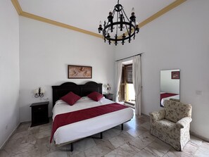 Habitación doble | Edredón, caja de seguridad en la habitación y muebles diferentes
