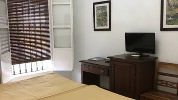 Familie vierpersoonskamer | Donzen dekbedden, een kluis op de kamer, individueel gemeubileerd