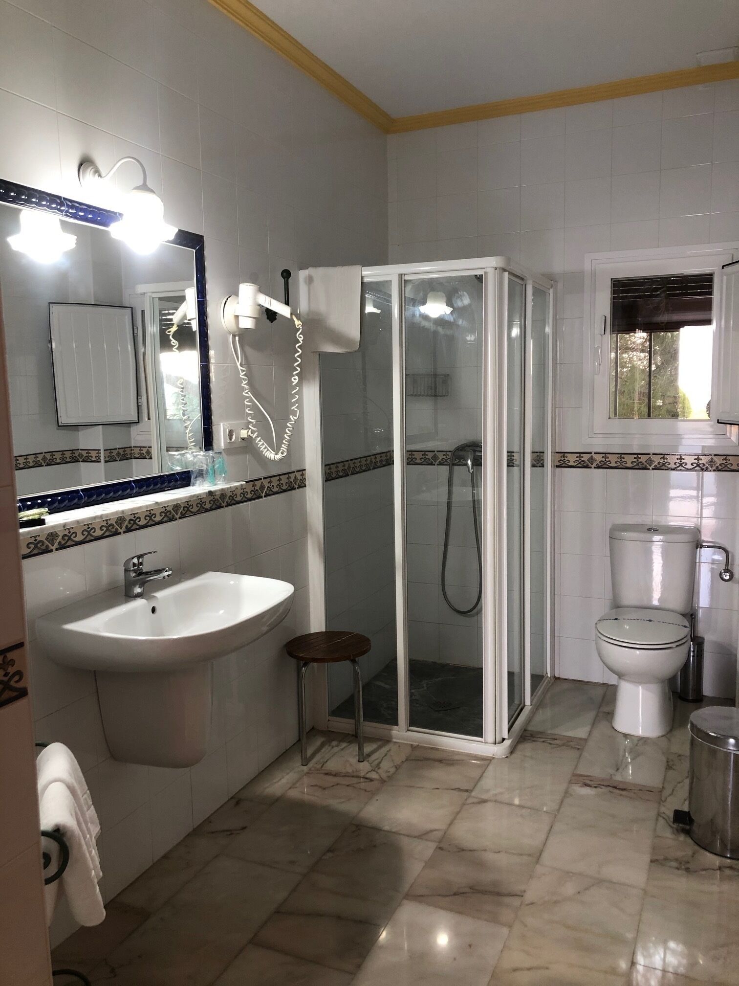 double room | bathroom | shower, free toiletries, hair dryer, towels