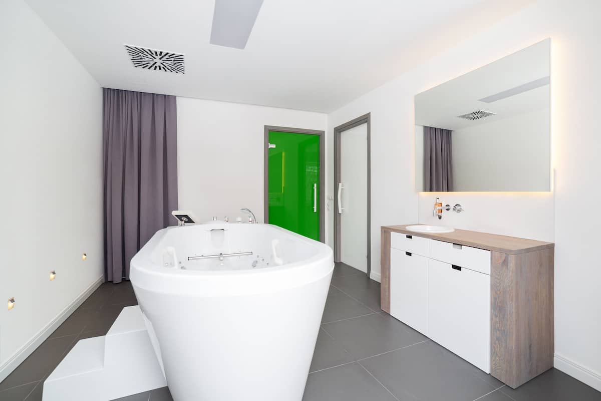 couples treatment room(s), sauna, hot tub, body treatments, hydrotherapy