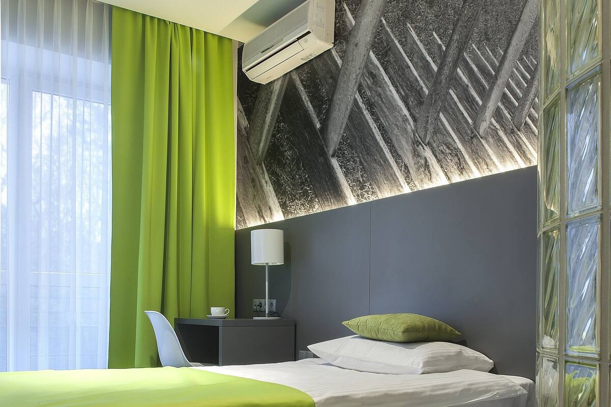 Kamar Single Standar, 1 Tempat Tidur Twin | Brankas, meja kerja, setrika/meja setrika, dan Wi-Fi gratis