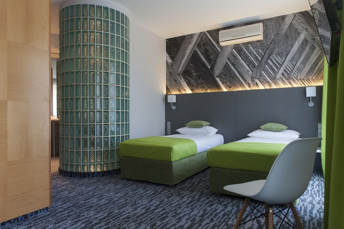 deluxe room | in-room safe, desk, iron/ironing board, free wifi