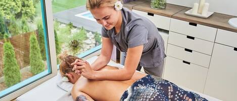 Couples treatment rooms, sauna, hot tub, body treatments, hydrotherapy