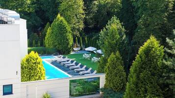 Indoor pool, sun loungers
