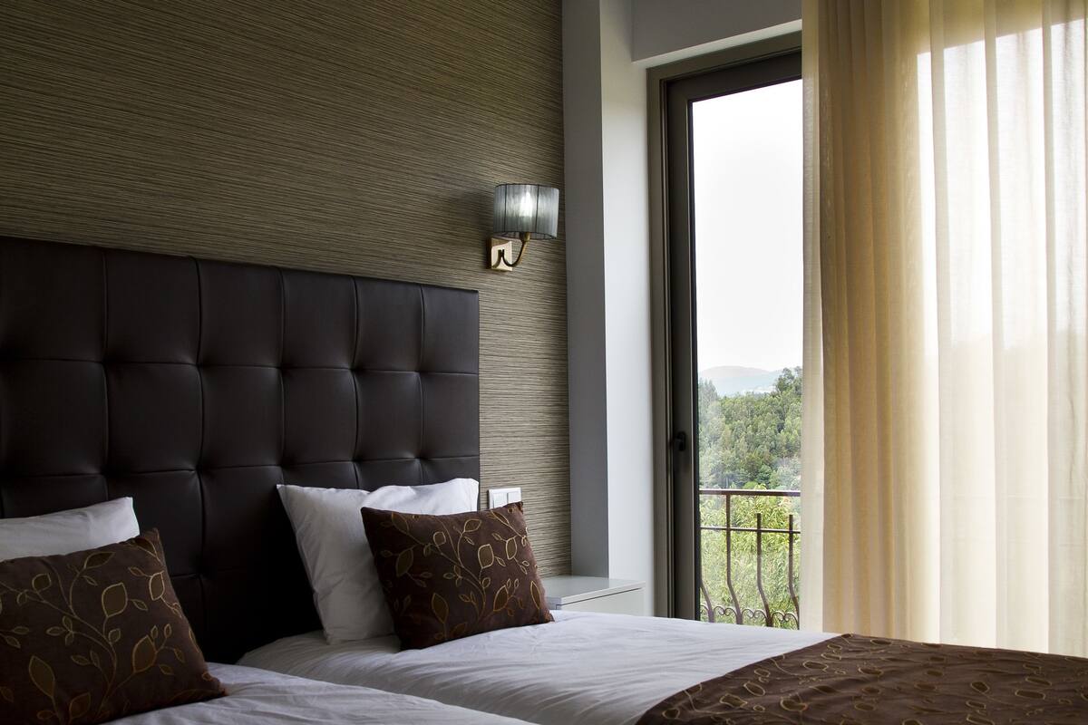Ropa de cama de alta calidad y minibar 