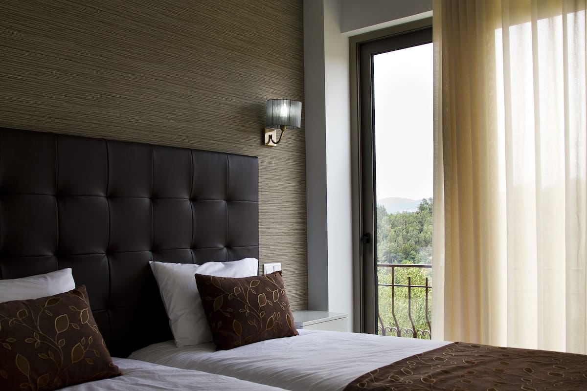 Ropa de cama de alta calidad y minibar