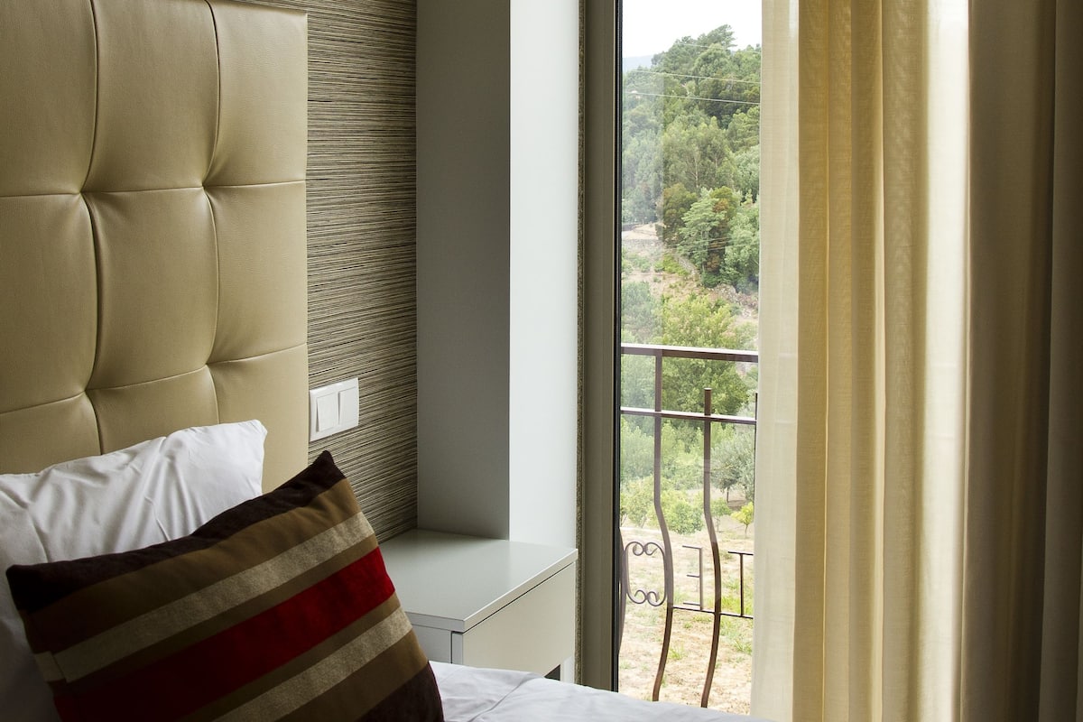 Ropa de cama de alta calidad y minibar 