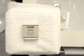 Amenidades de baño gratuitas, secadora de cabello, toallas, jabón 