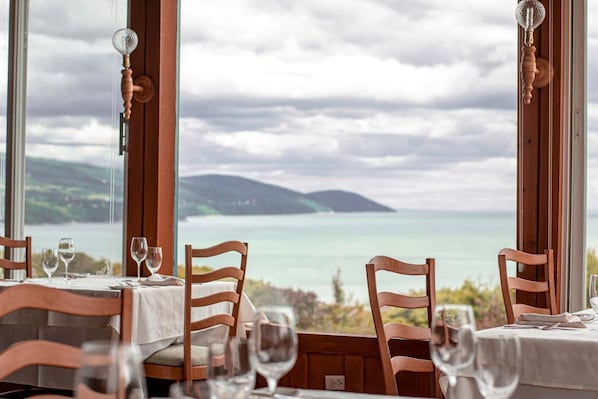 Breakfast, dinner served; local cuisine, sea views  - Auberge des 3 Canards (La Malbaie)