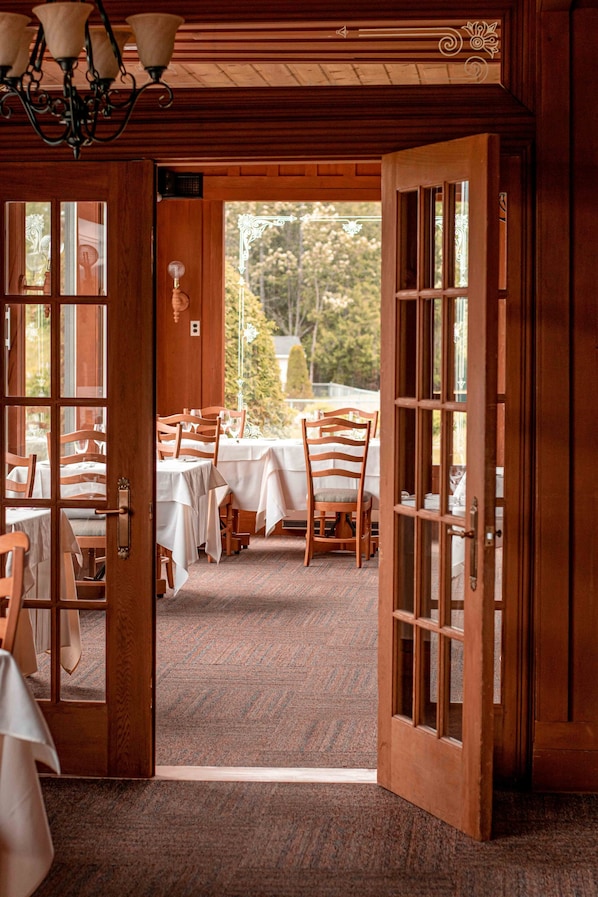 Breakfast, dinner served; local cuisine, ocean views