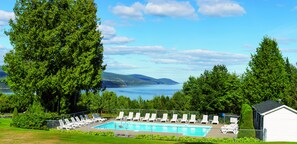 Outdoor pool - Auberge des 3 Canards (La Malbaie)
