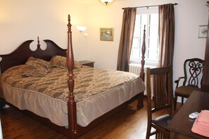 Premium Room, 1 King Bed, Ensuite - Ambassador B&B (Ottawa)