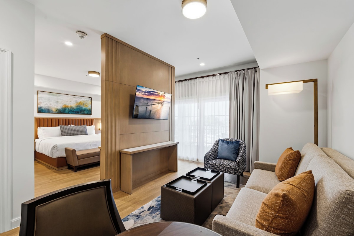 Wilson's Cove Beacon Suite | Frette Italian sheets, premium bedding, down comforters, pillowtop beds