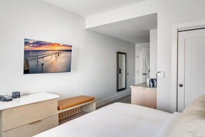 Frette Italian sheets, premium bedding, down duvets, pillow-top beds - The Inn at Chesapeake Bay Beach Club (Stevensville)