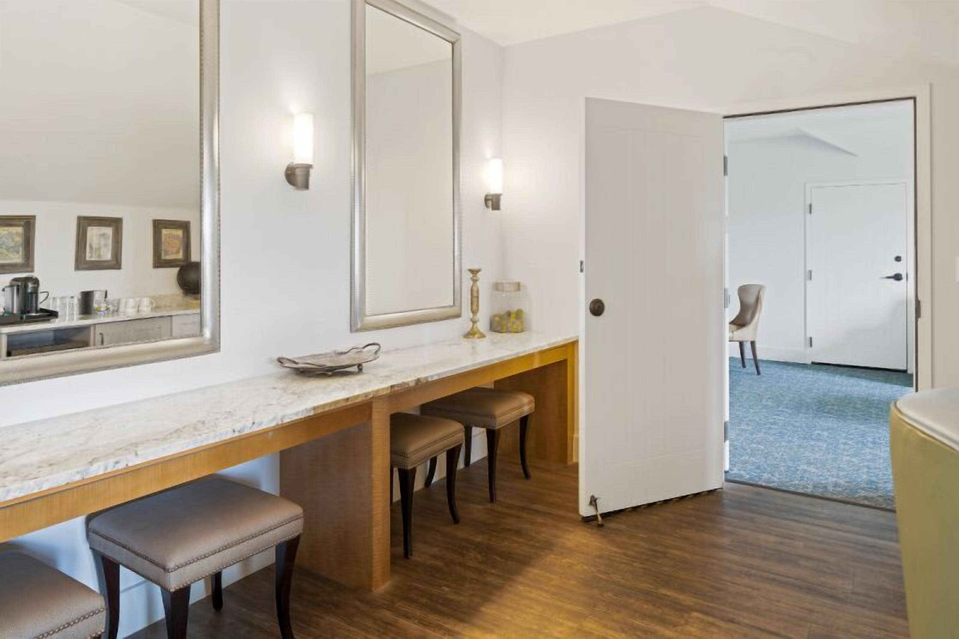 veranda suite | living area | 42-inch flat-screen tv with cable channels, tv