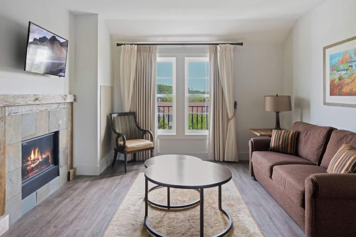 Veranda Suite | Living area | 42-inch flat-screen TV with cable channels, TV