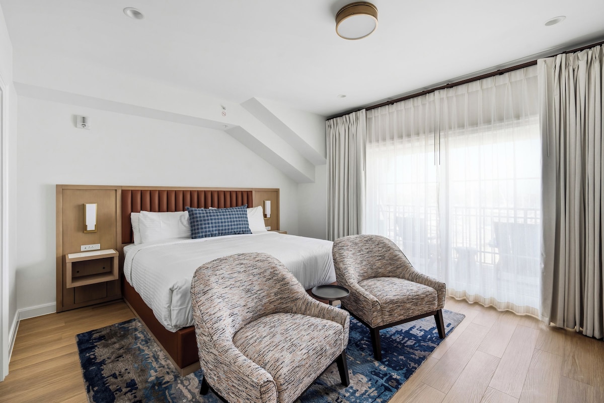Wilson's Cove King Room | Frette Italian sheets, premium bedding, down comforters, pillowtop beds