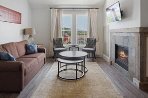 Frette Italian sheets, premium bedding, down comforters, pillowtop beds - The Inn at Chesapeake Bay Beach Club (Stevensville)