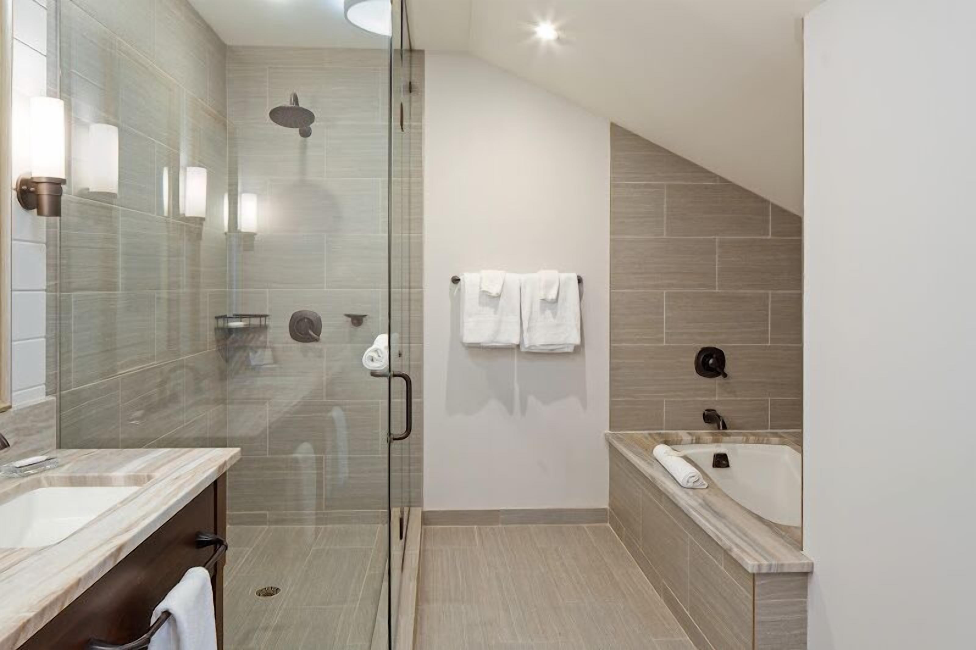 manor suite | bathroom | shower, free toiletries, hair dryer, bathrobes
