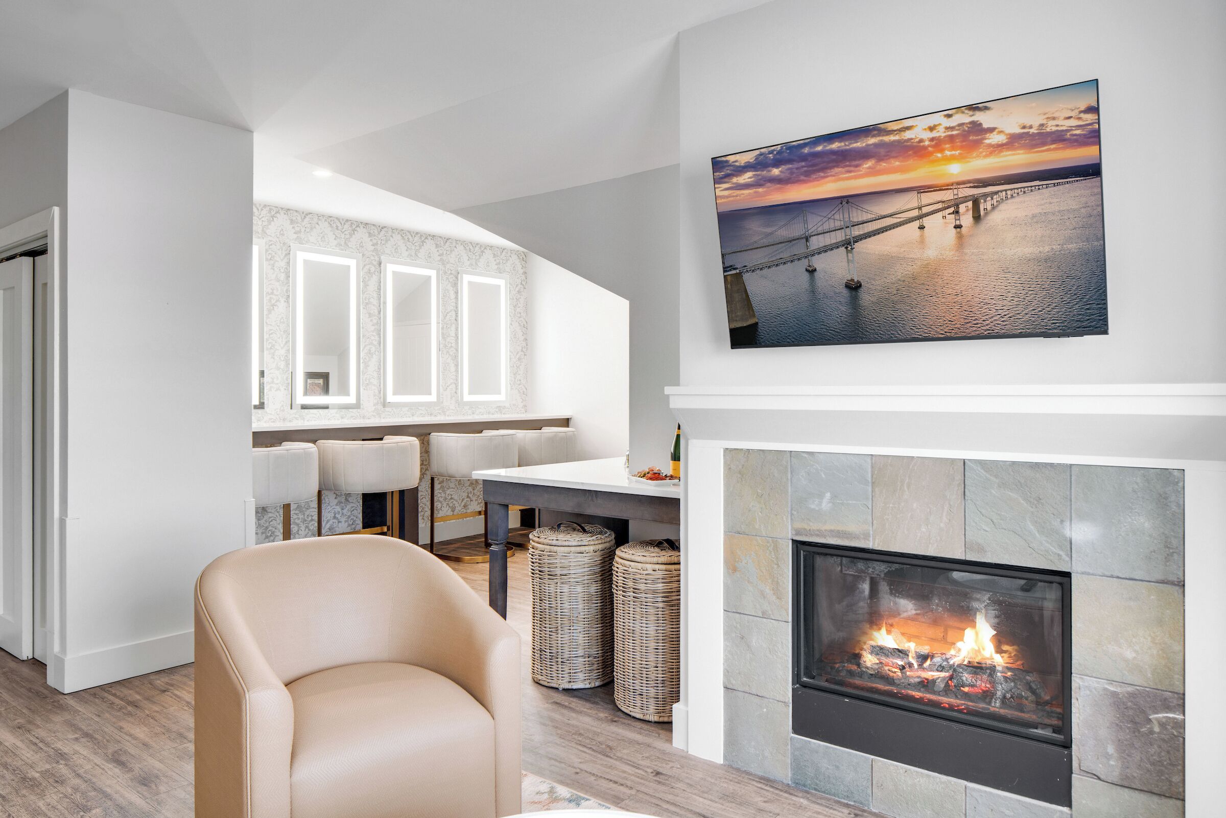 Suite | Wohnbereich | 42-Zoll-Flachbildfernseher mit Kabelempfang, Fernseher