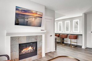 Frette Italian sheets, premium bedding, down duvets, pillow-top beds - The Inn at Chesapeake Bay Beach Club (Stevensville)