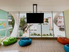 Game room - Room2Board Hostel and Surf School (Jacó)