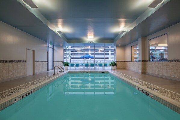 Indoor pool - Holiday Inn Cleveland Clinic by IHG (Cleveland)