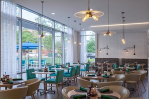 Breakfast, lunch, dinner served; American cuisine - Holiday Inn Cleveland Clinic by IHG (Cleveland)