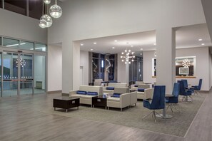 Lobby - Holiday Inn Cleveland Clinic by IHG (Cleveland)