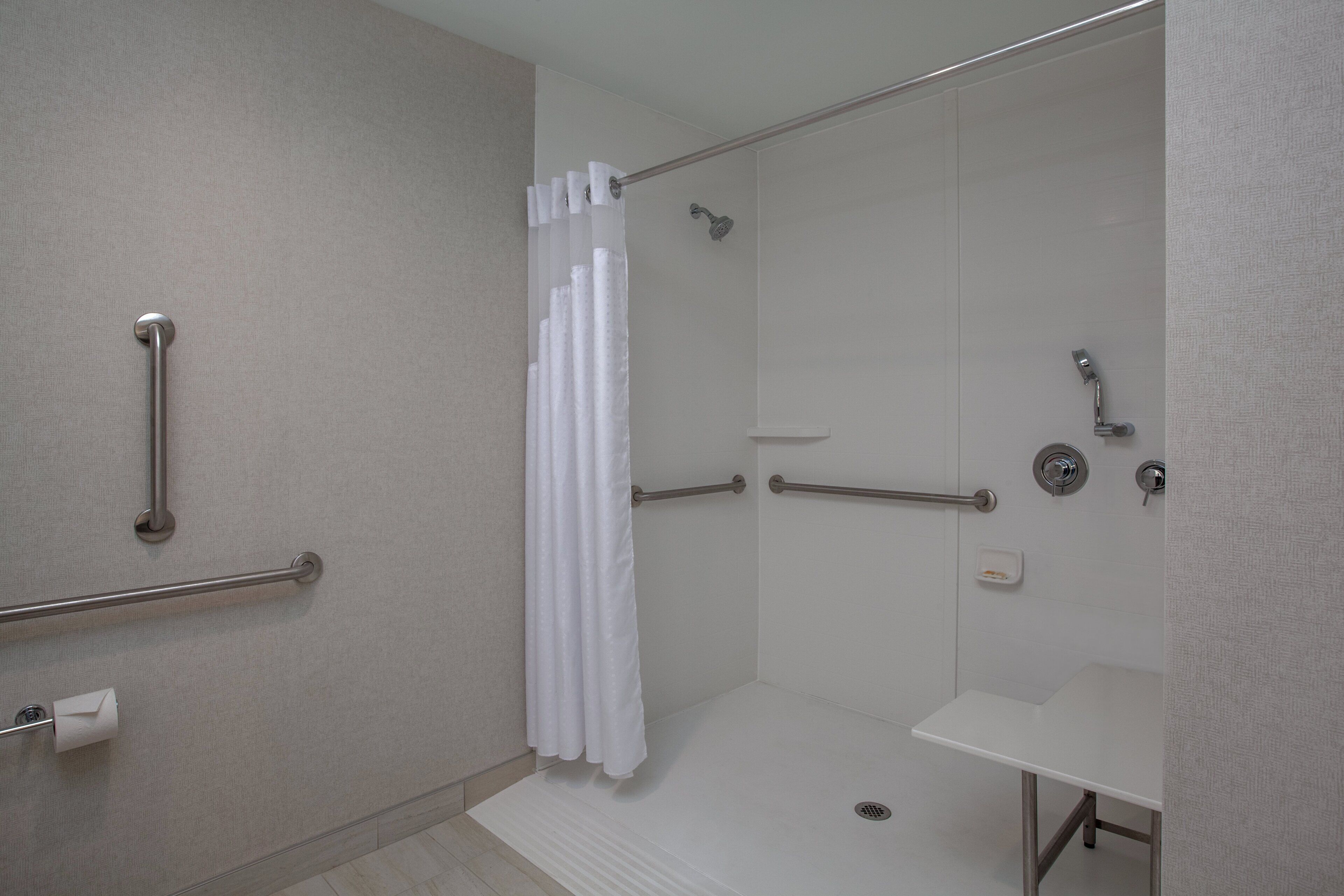 Amenidades de baño gratuitas, secadora de cabello, toallas, jabón 