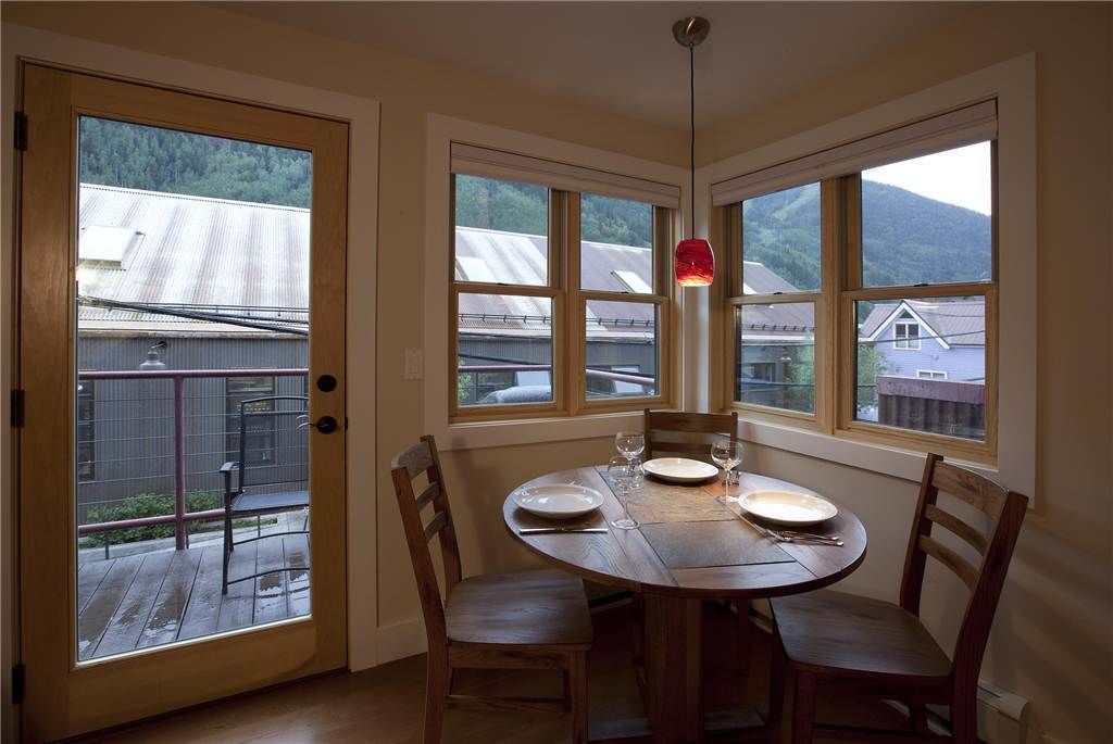 Room, 1 Queen Bed with Sofa bed, Non Smoking | In-room dining