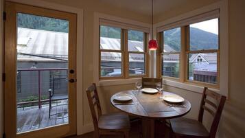 Room, 1 Queen Bed with Sofa bed, Non Smoking | In-room dining