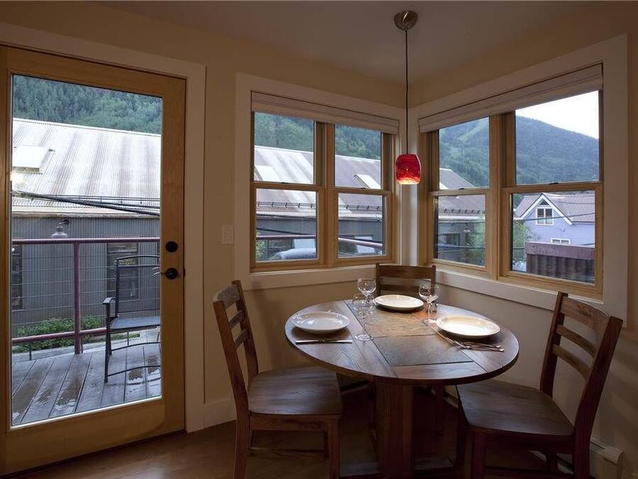 Room, 1 Queen Bed with Sofa bed, Non Smoking | In-room dining