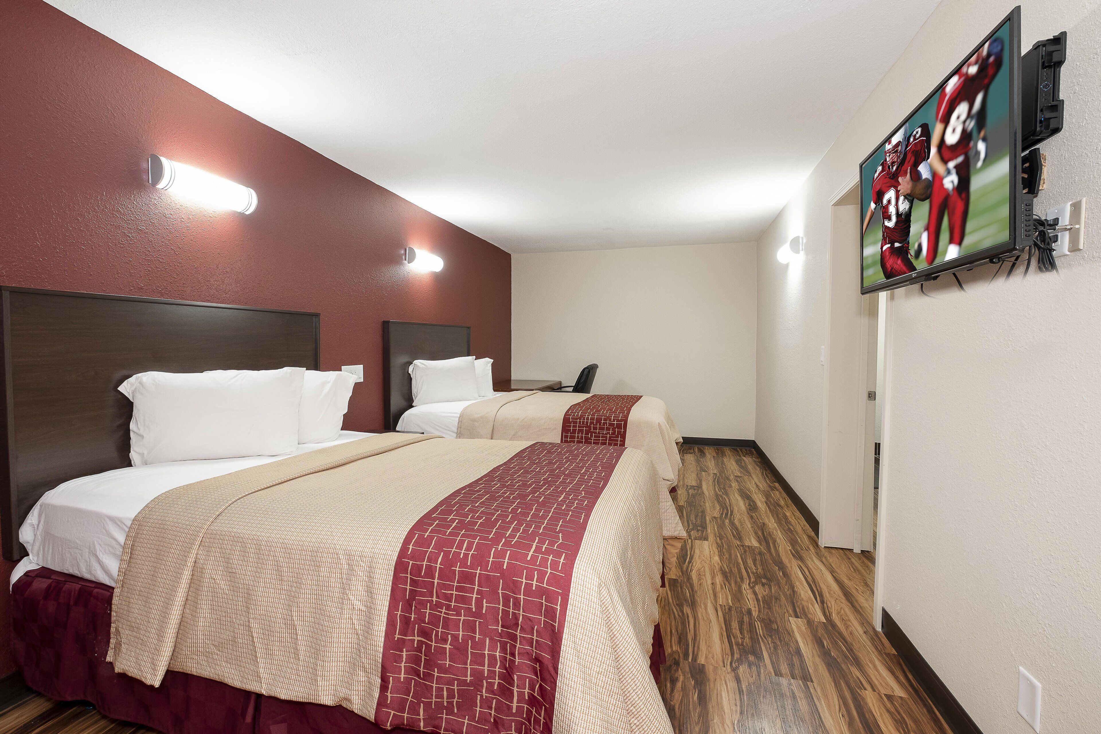 Suite, para no fumadores (1 King Bed and 2 Double Beds) | Caja de seguridad en la habitación y escritorio 