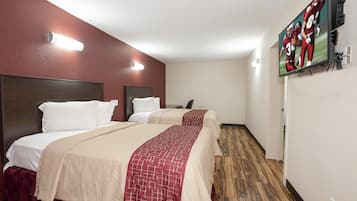 Suite, para no fumadores (1 King Bed and 2 Double Beds) | Caja de seguridad en la habitación y escritorio