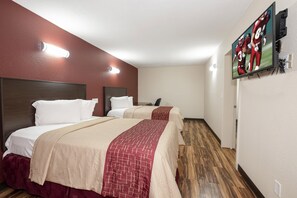 スイート 禁煙 (1 King Bed and 2 Double Beds) | セーフティボックス (室内)、デスク、アイロン / アイロン台、WiFi (無料)