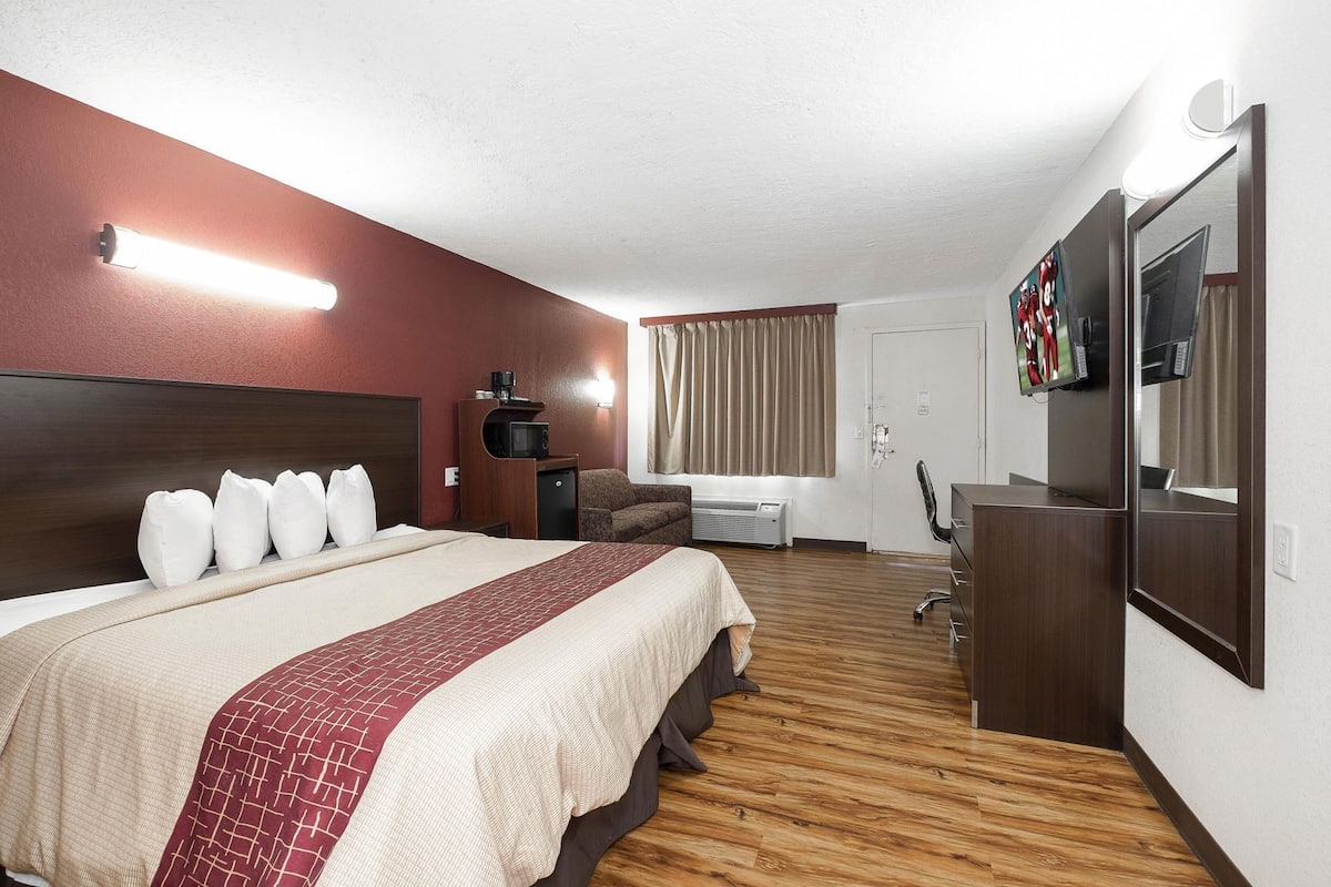 In-room safe, desk, iron/ironing board, free WiFi