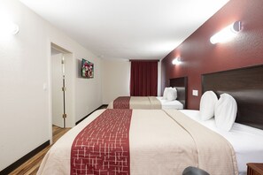 スイート 禁煙 (1 King Bed and 2 Double Beds) | セーフティボックス (室内)、デスク、アイロン / アイロン台、WiFi (無料)