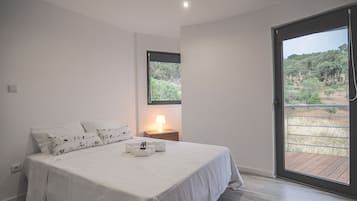 Deluxe Double Room, Balcony | Soundproofing, free cribs/infant beds