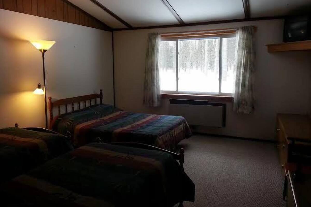Quarto standard, várias camas (1 double and 2 single beds) | Escrivaninha