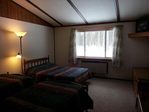 标准房, 多张床 (1 double and 2 single beds) | 办公桌