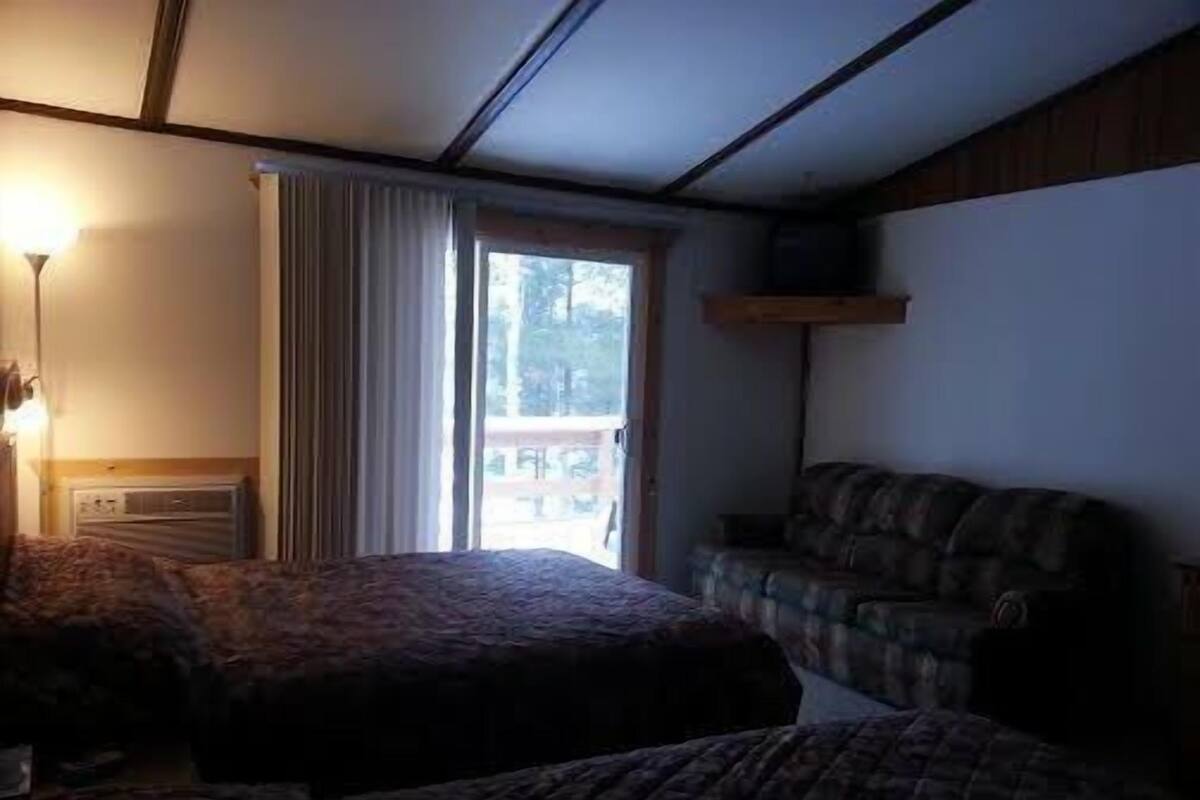 Quarto standard, 2 camas Queen | Escrivaninha