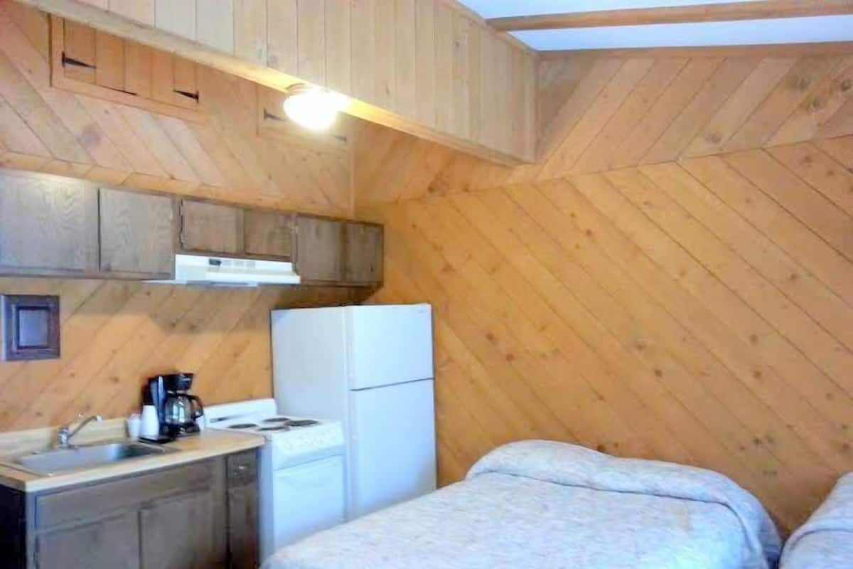 Quarto casal standard, 2 camas de casal, cozinha americana | Escrivaninha