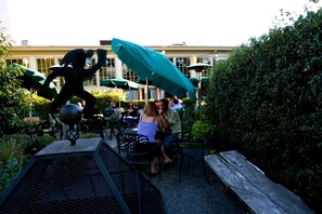 Serveert ontbijt, lunch, diner, lokale gerechten 