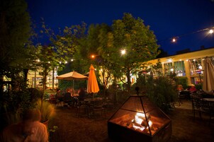 供应早餐、午餐和晚餐，地方菜