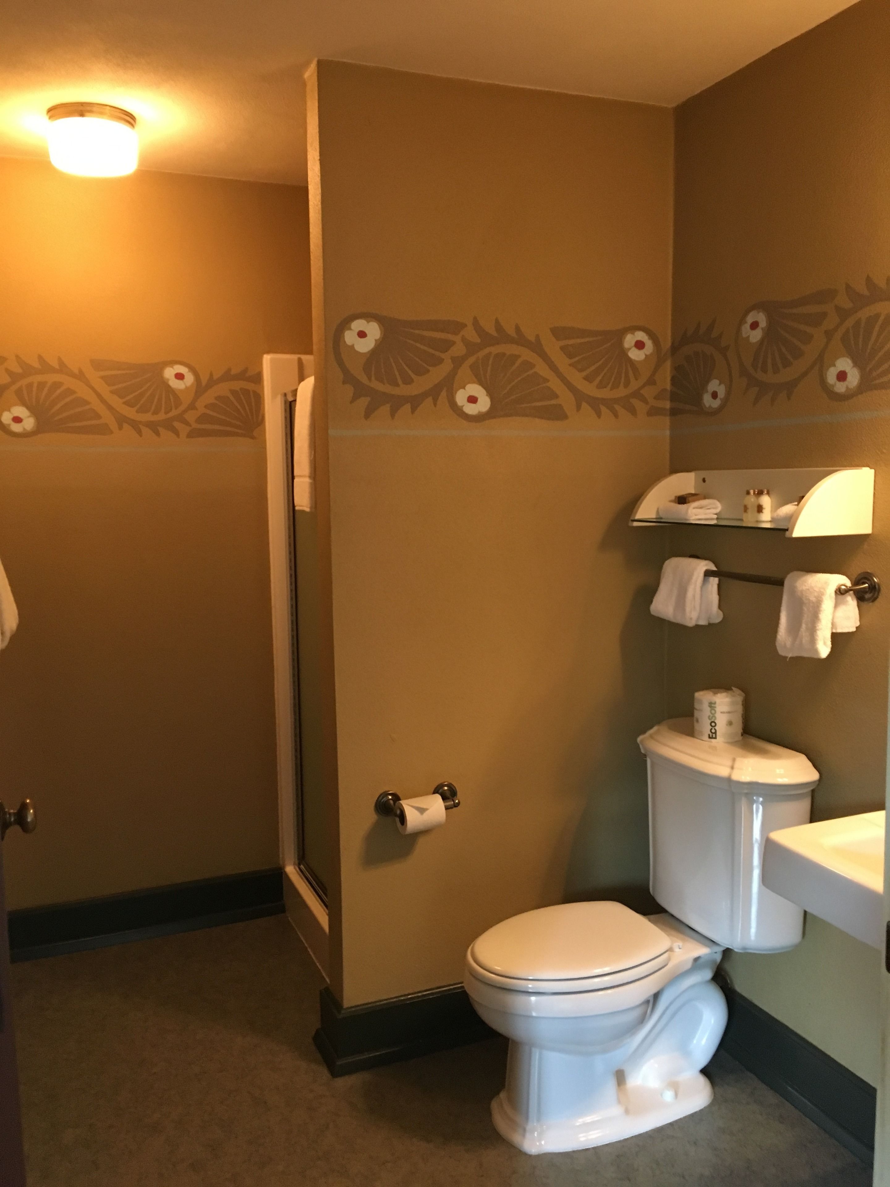 Un baño con inodoro, toallero y zona de ducha.
