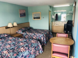 Desk, rollaway beds, bed sheets - Friendly Inn Motel (Harrisburg)