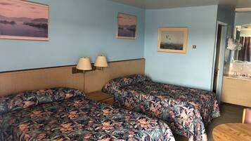 Habitación básica, 2 camas matrimoniales, para fumadores | Escritorio, camas extra y ropa de cama