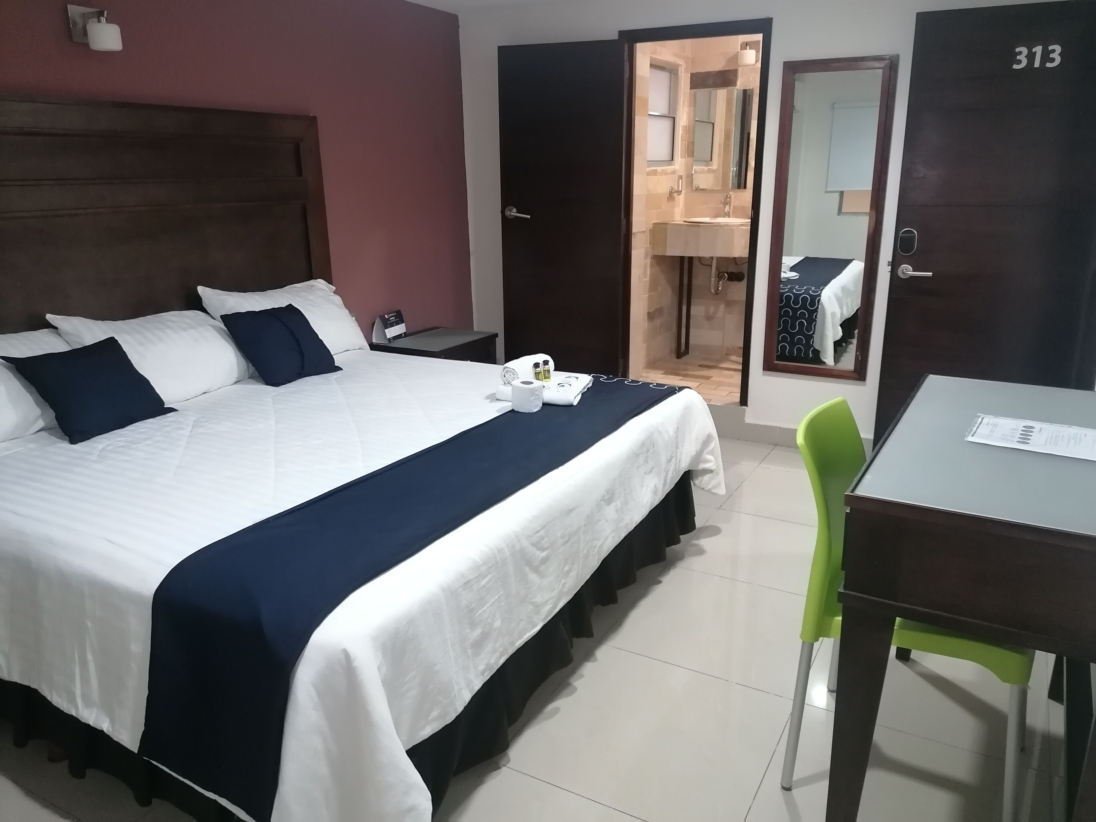 Superior-Zimmer | Hochwertige Bettwaren, Zimmersafe, individuell eingerichtet