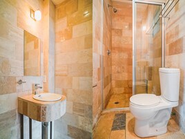 Ducha, artículos de tocador gratuitos, toallas
